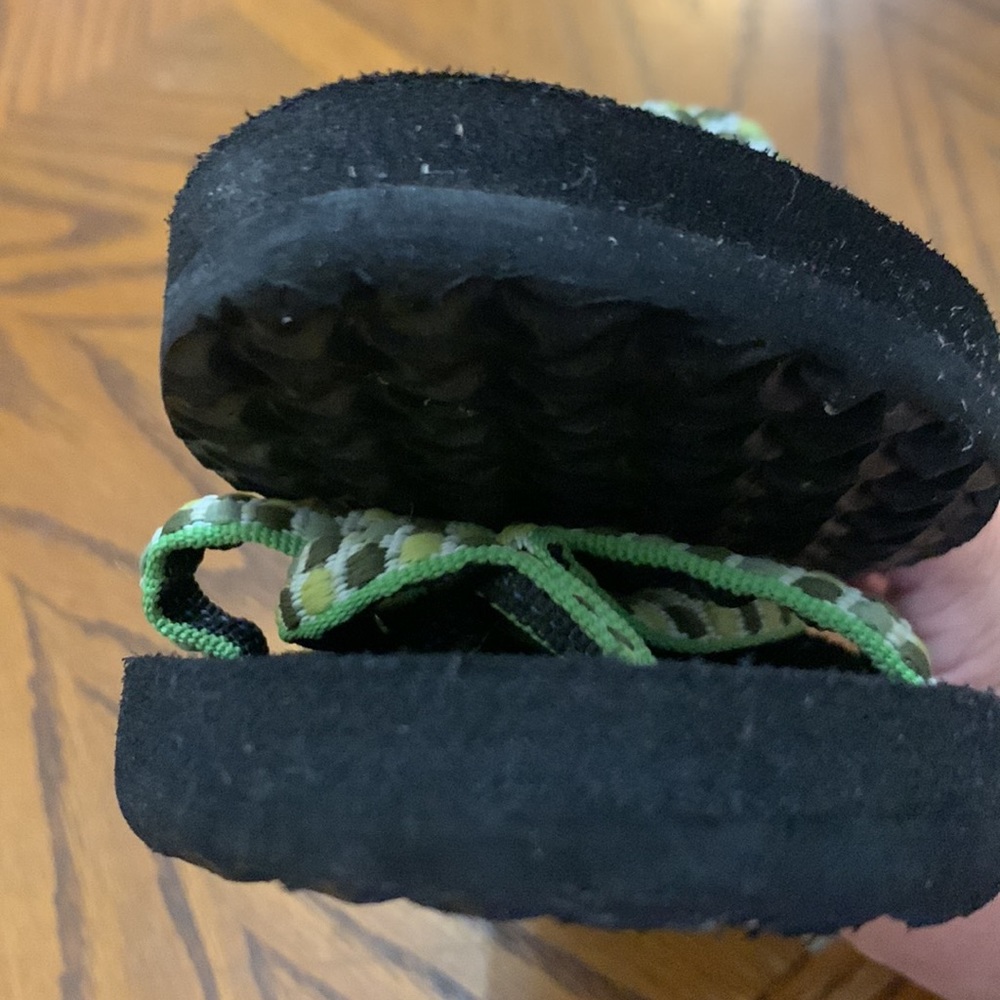 Teva Olowahu Strappy Flip Flops Green Yellow White Pattern Size 7 - Picture 8 of 12